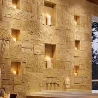 Niches illuminées dans le mur de pierre du couloir