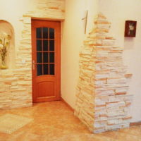 Un exemple de décoration des murs du couloir avec une pierre décorative