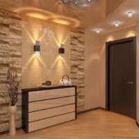 Décorer un mur dans un couloir avec des carreaux de pierre