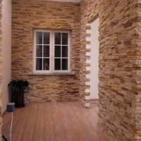 Couloir d'une maison privée avec décoration murale en pierre