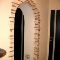 Décorer l'ouverture dans le mur avec une pierre