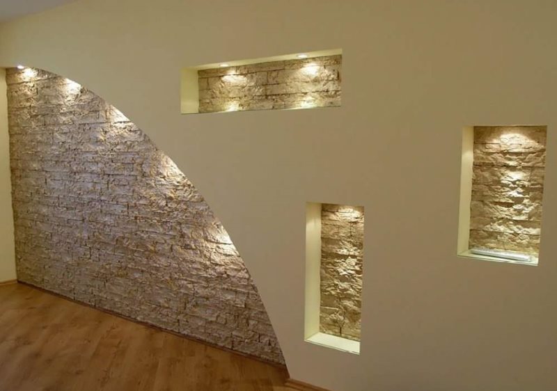 Niches dans le hall avec garniture en pierre décorative