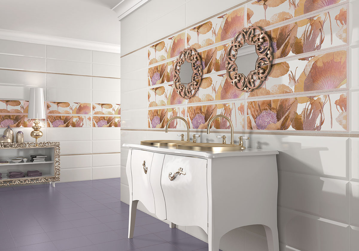 Panneau de céramique sur le mur de la salle de bain