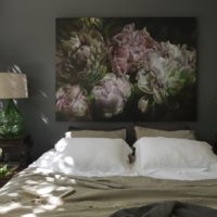Panneau avec des fleurs dans la chambre