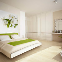 Chambre lumineuse avec un panneau sur un mur blanc