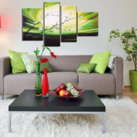 Intérieur d'un salon avec un panneau au dessus du canapé