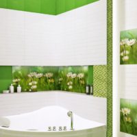Panneau de céramique avec marguerites dans la salle de bain