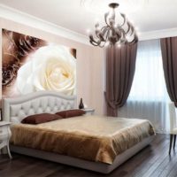 Panneau sous la forme d'une énorme fleur sur le mur dans la chambre pour dormir