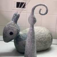 Figures décoratives en papier mâché pour la décoration d'un salon