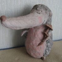 Figurine en papier mâché à l'intérieur de la pièce