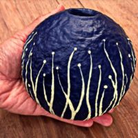 Vase en papier mâché à la main du décorateur