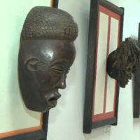 Masques en papier mâché à l'intérieur de l'appartement