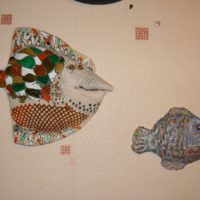 Figures de poisson en papier mâché à l'intérieur d'une chambre d'enfant