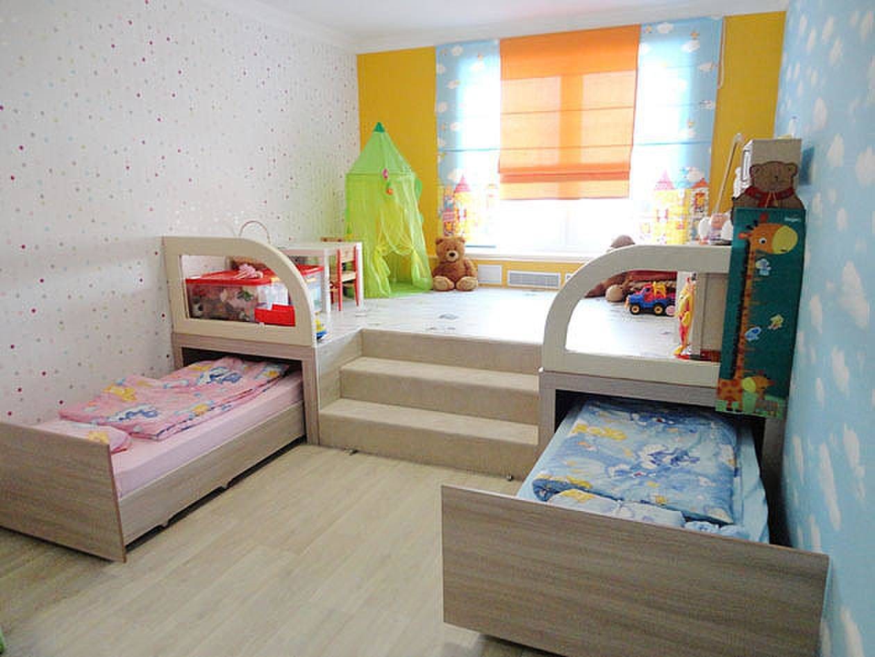 Podium pour enfants avec lits gigognes