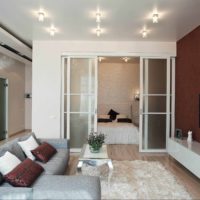 version de l'intérieur lumineux du salon chambre à coucher de 20 mètres photo
