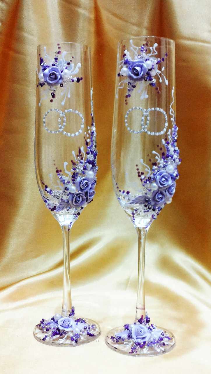 Un ejemplo de una decoración vívida de la decoración de las copas de boda.