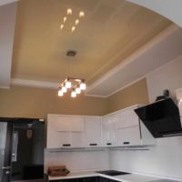 Un exemple d'image de plafond de cuisine lumineux