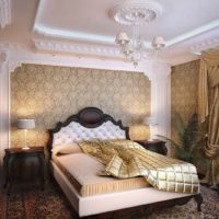 La idea de una decoración inusual del estilo de las paredes en la imagen del dormitorio