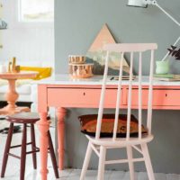 possibilité de combiner des couleurs pêche vives dans le design de la photo de l'appartement