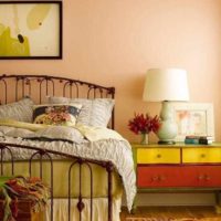 possibilité de combiner des couleurs pêche vives dans le décor de la photo de l'appartement
