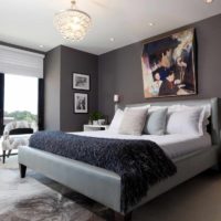 Un ejemplo de una hermosa decoración del estilo de las paredes en la imagen del dormitorio.