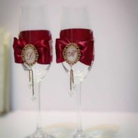 Un ejemplo de una decoración ligera del estilo de las gafas de boda photo