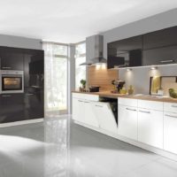variante d'une photo de projet de design de cuisine lumineuse