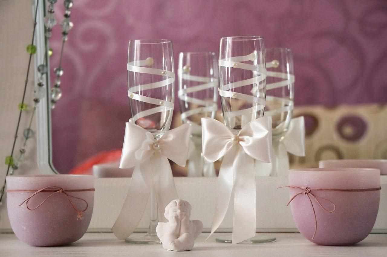 la idea de decorar brillantemente el diseño de las copas de boda