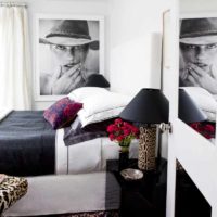 La idea de una decoración brillante de la decoración de la pared en la imagen del dormitorio