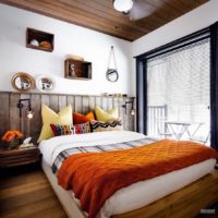 La idea de una hermosa decoración del estilo de las paredes en la imagen del dormitorio