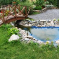Étang et pont de bois dans le jardin