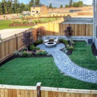 Un petit jardin derrière la maison