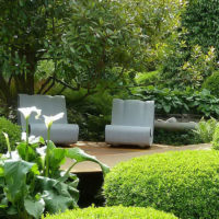 Un coin confortable pour se détendre à l'arrière du jardin