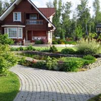 Un étang au milieu du jardin et un immeuble à l'arrière-plan