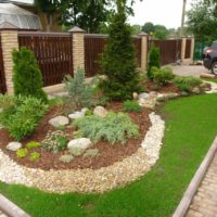 Parterre de fleurs avec paillis de bois décoratif