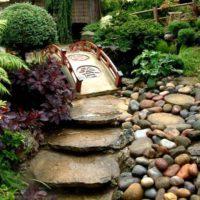 Allée de jardin faite de grosses pierres plates