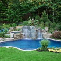Cascade en pierre au bord d'un étang de jardin