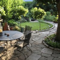 Meubles de jardin forgés dans la zone de loisirs