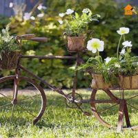 Vieux vélo dans le rôle d'un parterre de fleurs