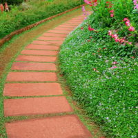 Allée de jardin en béton rouge