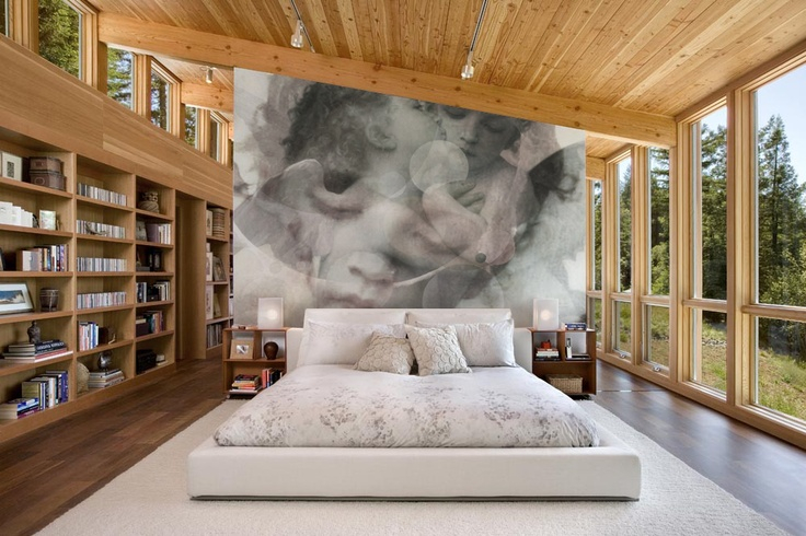 Peintures murales avec effets flous dans une chambre lumineuse avec fenêtres panoramiques