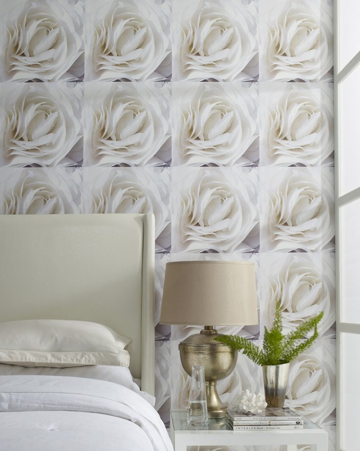Roses blanches sur la peinture murale dans la chambre des femmes