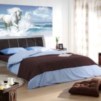 Chambre dans les tons gris et bleu avec des peintures murales au mur