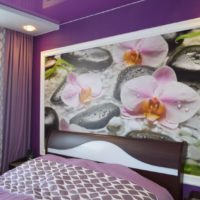 Grandes fleurs sur la peinture murale dans la chambre
