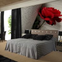 Papiers peints avec une énorme rose sur le mur de la chambre