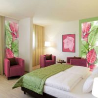 Nuances de vert et de rose dans la chambre à coucher avec papier peint photo