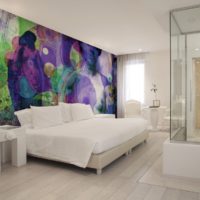 La photo tachée sur la peinture murale dans la chambre
