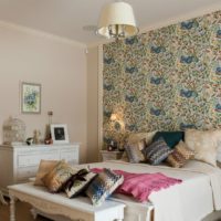 Ornements floraux sur les peintures murales dans la chambre