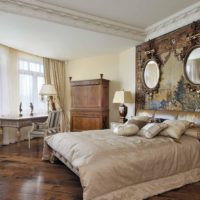 Peintures murales et miroirs dans la conception de la chambre