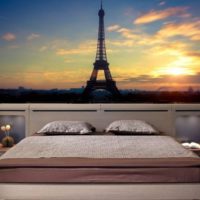 Motifs parisiens sur la peinture murale dans la chambre